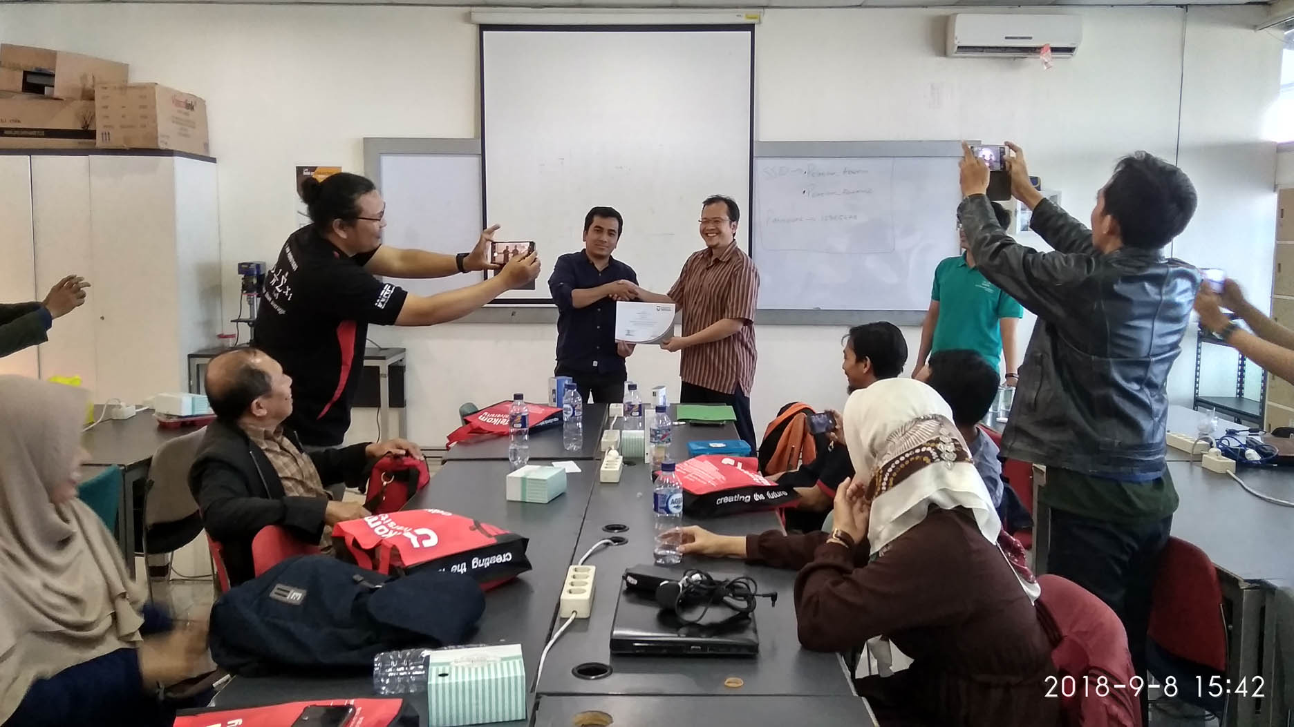 “Pengenalan Sistem Mikrokontroler Berbasis Arduino Untuk Aplikasi IOT di SMK Telkom Bandung” Abdimas Skema Reguler D3TK-FIT Telkom University